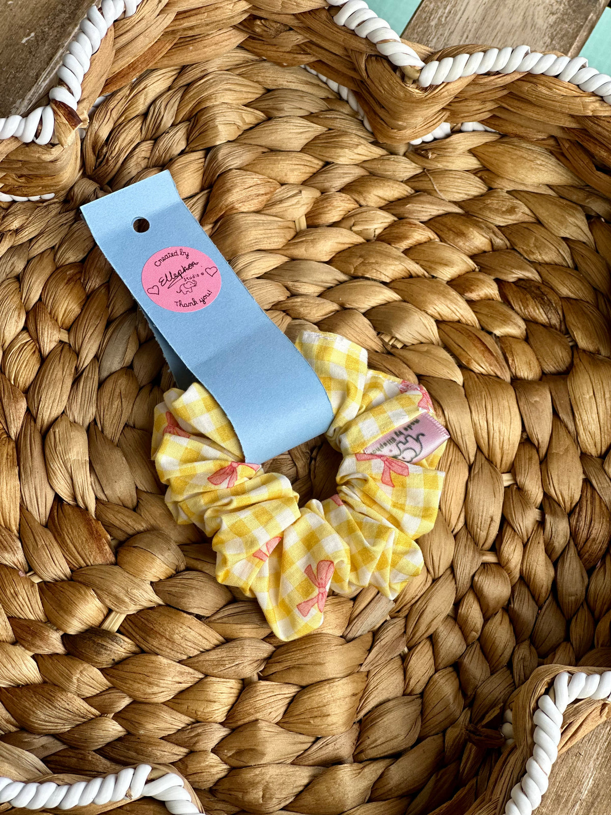 Haargummi mit rosa Schleife und gelbem Karomuster