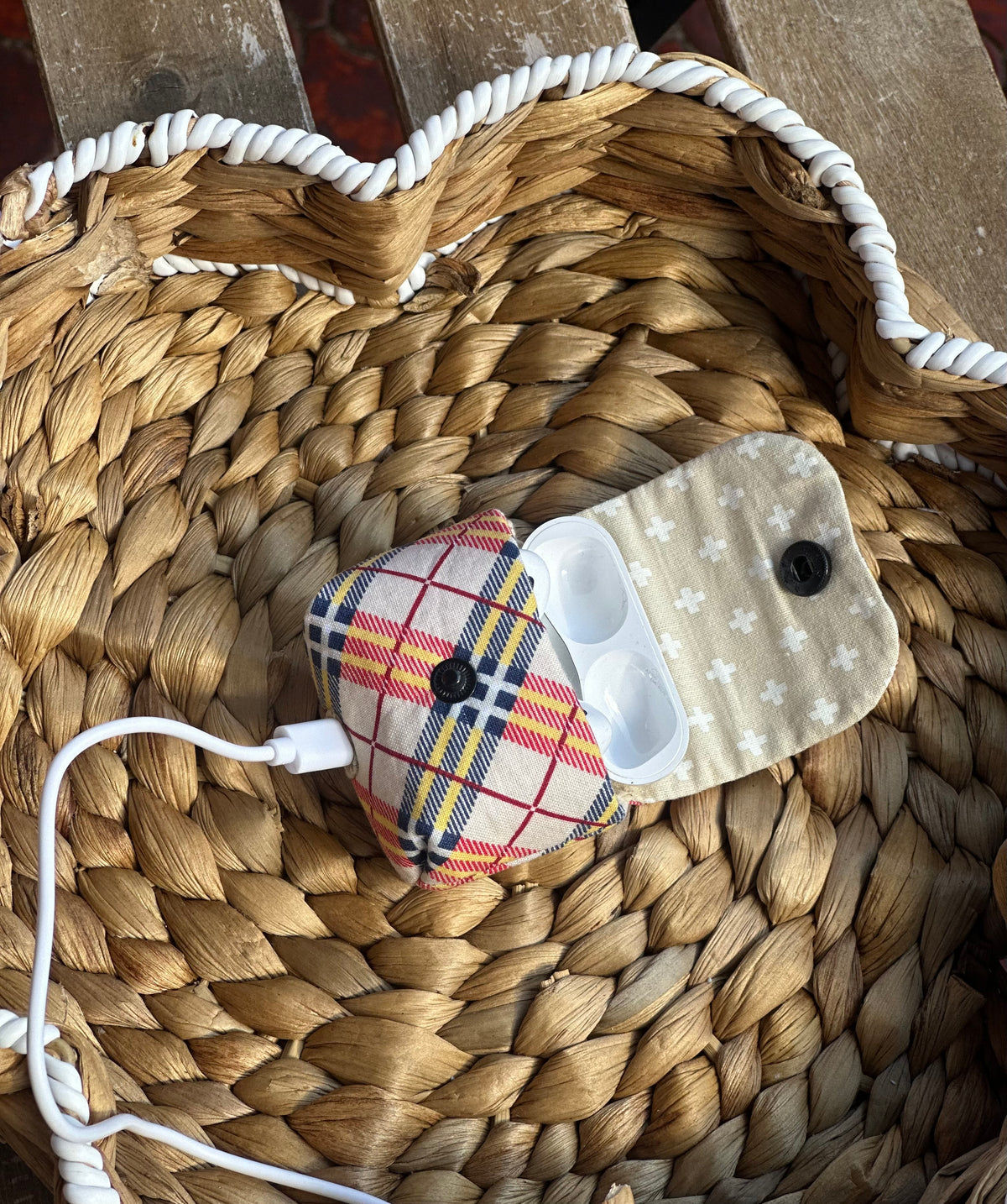 Airpod-Hülle mit Schottenmuster